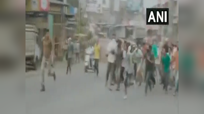 Coronavirus in Maharashtra: महाराष्ट्र में सभा करने से रोका तो उल्टे पुलिसकर्मियों पर भीड़ ने किया हमला, वीडियो वायरल