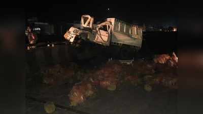Sonbhadra news: कटहल से लदी पिकअप डिवाइटर से टकराई, दो की मौत