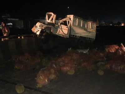 Sonbhadra news: कटहल से लदी पिकअप डिवाइटर से टकराई, दो की मौत