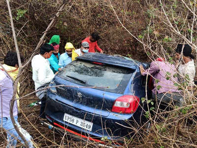 Sonabhadra News: सोनभद्र में अनियंत्रित होकर खाई में पलटी कार, एक की मौत, दो घायल