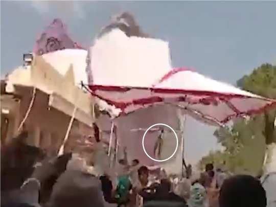છોટા ઉદેપુર: વાવાઝોડામાં મંડપની સાથે લોકો હવામાં ઉડ્યા, વિડીયો વાયરલ 