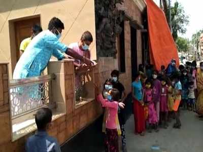 মুর্শিদাবাদ: ১ টাকাতেই ভুরিভোজ, অভিনব উদ্যোগ পুজো কমিটির