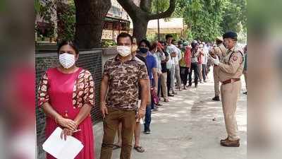 Ghaziabad Covid Vaccination: वैक्सिनेशन के दूसरे दिन गाजियाबाद में हुआ कोविड नियमों का पालन, सोशल डिस्टेंसिंग और मास्क पहने दिखे लोग
