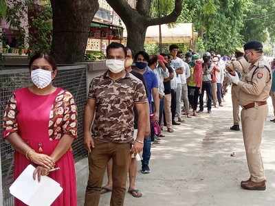 Ghaziabad Covid Vaccination: वैक्सिनेशन के दूसरे दिन गाजियाबाद में हुआ कोविड नियमों का पालन, सोशल डिस्टेंसिंग और मास्क पहने दिखे लोग