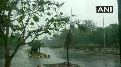 ओडिशा की राजधानी भुवनेश्वर में तेज हवाओं के साथ भारी बारिश