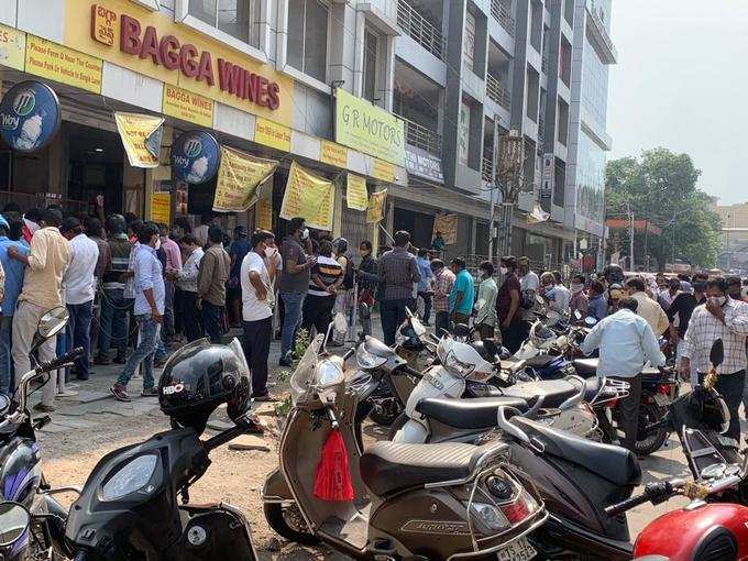 ఎగబడుతున్న మందుబాబులు.. వైన్స్ వద్ద బాగా రద్దీ