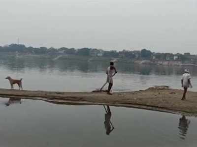 Dead bodies in Ganga: क्या कोविड से मौत के बाद शव नदी में बहाए गए? बिहार के बाद यूपी के दो जिलों में 100 लाशें कहां से आईं, हो रही जांच