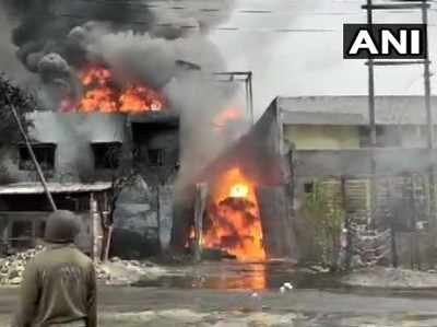 Ghaziabad Fire News: गाजियाबाद की कार्टन फैक्ट्री में लगी भीषण आग, बाहर उड़कर गिरे केमिकल से भरे ड्रम, मौके पर 10 दमकल गाड़ियां