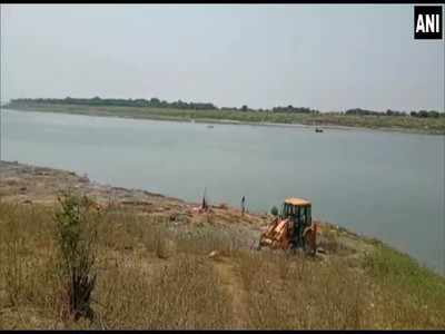 Dead bodies found in Ganga: गंगा नदी में तैरते शवों का बलिया और गाजीपुर में किया गया अंतिम संस्कार