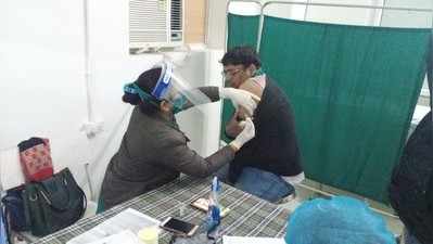 फिरोजाबाद में 15 मई तक कोरोना वैक्सीन की सभी स्लॉट फुल, जानकारी के अभाव में अस्पतालों में उमड़ रही भीड़