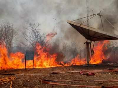 पुण्यात सिरम कंपनीसमोर आकाशवाणीच्या जागेत भीषण आग, अग्निशमनच्या गाड्या दाखल