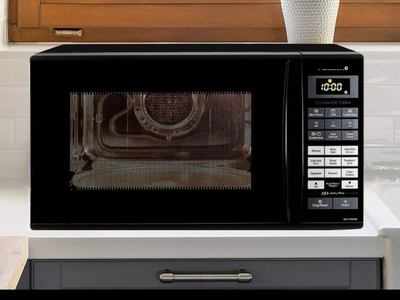 Microwave Ovens: पिज्जा केक और कुकीज जैसी डिश घर पर बेक करने के लिए ऑर्डर करें ये Microwave Oven