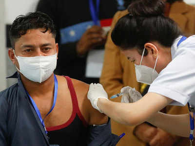 Covid Vaccination: सरकार ने कोविशील्ड की दो डोज के बीच का गैप बढ़ाकर 12 से 16 हफ्ते किया