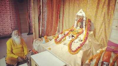 भजन गायिका अनुराधा पौडवाल ने राम लला के लिए भिजवाया खादी का विशेष वस्त्र, अक्षय तृतीया पर भगवान ने किया धारण