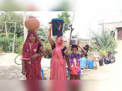 Mathura news: मथुरा के इस गांव में कई किलोमीटर दूर से पीना का पानी भरकर लाती हैं महिलाएं, 40 साल से दूर नहीं हुई समस्या