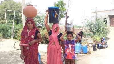 Mathura news: मथुरा के इस गांव में कई किलोमीटर दूर से पीना का पानी भरकर लाती हैं महिलाएं, 40 साल से दूर नहीं हुई समस्या