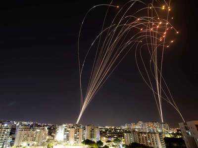 Iron Dome: हमास कर रहा रॉकेट की बारिश, इजरायली लौह कवच आयरन डोम यूं कर रहा तबाह