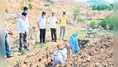 టీఆర్ఎస్ ఎమ్మెల్యే మానవత్వం.. కరోనాతో చనిపోయిన వృద్ధురాలికి అన్నీ తానై అంత్యక్రియలు