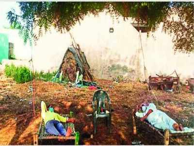 Noida coronavirus news: नोएडा के गांवों में स्वास्थ्य सेवाओं का सच! नीम की टहनियों में ड्रिप...चारपाई पर मरीज