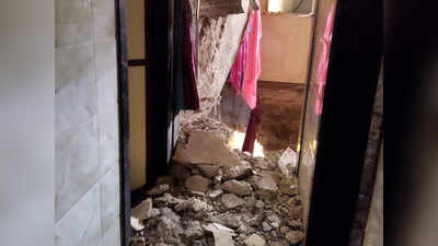 Maharashtra News: महाराष्ट्र के ठाणे में रिहायशी इमारत का छज्जा गिरा, 4 की मलबे में दबकर मौत