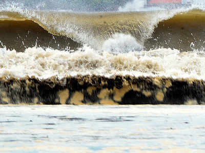 Cyclone Tauktae Update: तौत्केचा रुद्रावतार! सिंधुदुर्गच्या समुद्रातून आज पुढे सरकणार; १० तास धोक्याचे