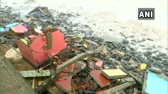 Cyclone Tauktae Live: उखड़े पेड़ों ने रोका रास्ता, कई इलाकों में बिजली गुल...गोवा में साइक्लोन से बिगड़ी स्थितियां