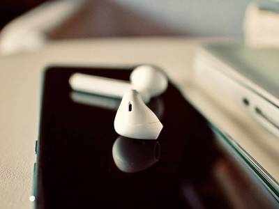 Earbuds: स्टाइलिश लुक और स्मार्ट फीचर्स के साथ खरीदें ये Earbuds