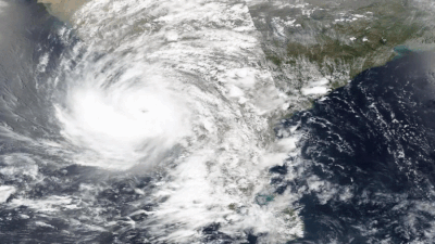 Cyclone Tauktae: तौत्के चक्रीवादळाची गुजरातच्या दिशेनं वाटचाल, १८५ KMPH वेगानं धडकण्याची शक्यता