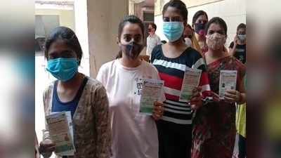 Mirzapur vaccination: मिर्जापुर में शुरू हुआ 18+ का वैक्‍सीनेशन, महिलाओं की उमड़ी भीड़