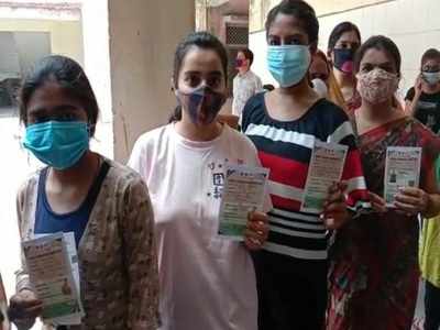 Mirzapur vaccination: मिर्जापुर में शुरू हुआ 18+ का वैक्‍सीनेशन, महिलाओं की उमड़ी भीड़