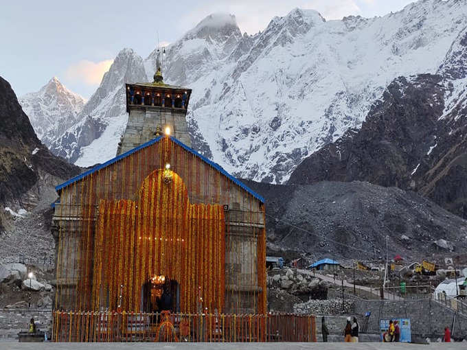 ११ क्विंटल फुलांची सजावट