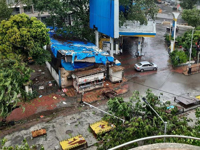 भारी बारिश और हवाओं के कारण मुंबई में शिवसेना भवन के पास पेड़ और बिजली का पोल उखड़ गया।