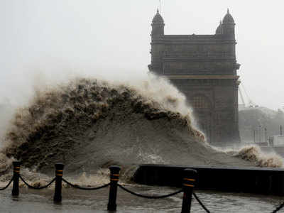 Cyclone Tauktae Update: मुंबईच्या समुद्रातून चक्रीवादळ पुढे सरकले; हा धोका अजूनही कायम