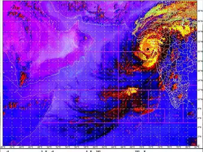 गुजरात पहुंचा तूफान