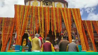 Badrinath temple open: बाबा के जयकारों के साथ खुल गए भगवान बदरीनाथ के कपाट, देखें वीडियो