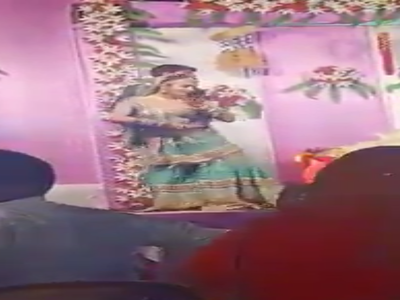 Prayagraj News: शादी में कोरोना गाइडलाइन की उड़ी धज्जियां, ऑर्केस्ट्रा देखने वालों की जमा हुई भीड़