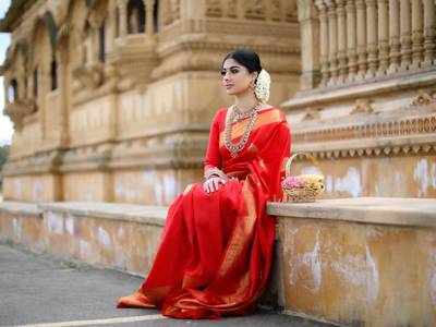 Saree Under 3000 : इन Red Saree में आप लगेंगी सबसे ज्यादा खूबसूरत, 50% तक डिस्काउंट पर खरीदें