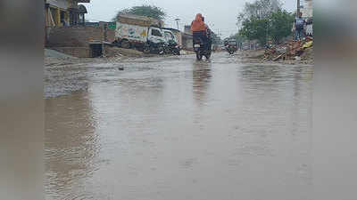 Mathura News : योगी राज में भी गड्ढा मुक्त नहीं हो पाईं सड़कें, जरा सी बारिश में बन जाती हैं तालाब