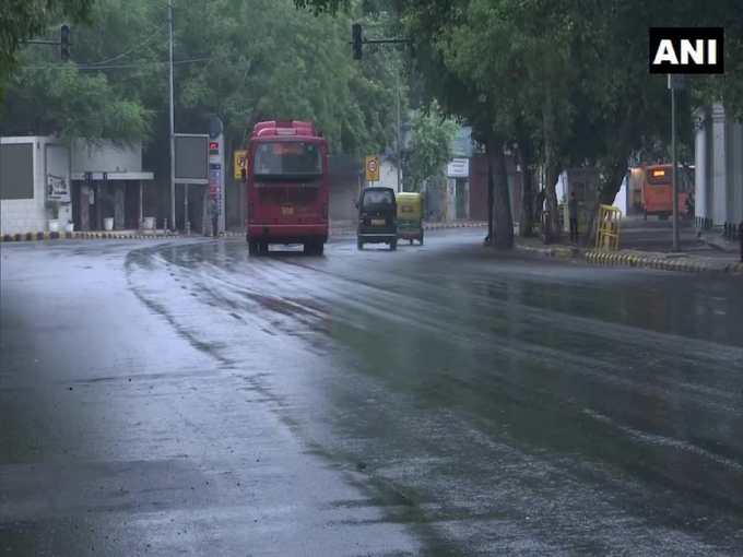 साउथ दिल्ली में तेज बारिश