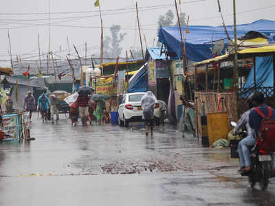 Rain in Delhi: बारिश में बह गए किसानों के तंबू, राशन हुआ खराब