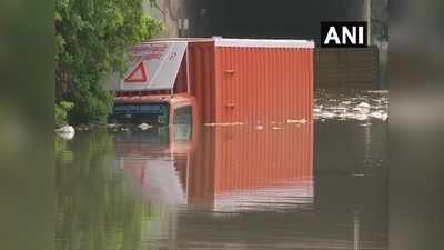 Delhi Rain News : कहीं धंसा तो कही आधा डूब गया ट्रक, देखें दिल्ली में बारिश की तस्वीरें