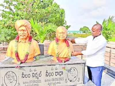 కరోనాతో కన్నుమూసిన తల్లిదండ్రులు.. పొలంలో విగ్రహాలు కట్టించిన కొడుకు