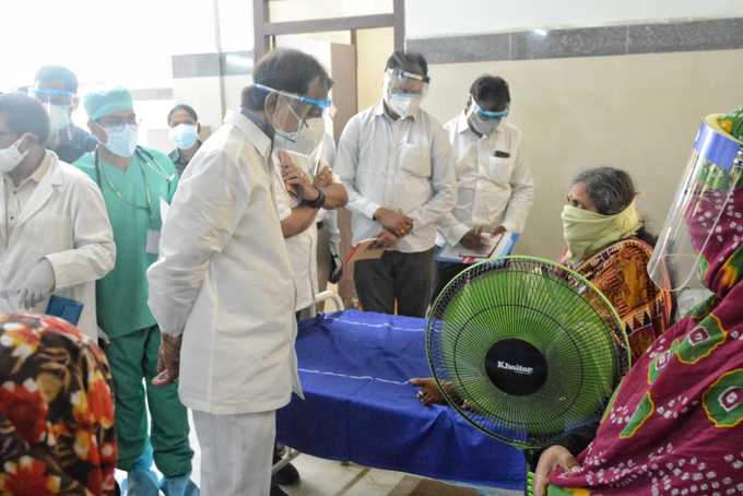 ఎంజీఎం కొవిడ్ వార్డులోకి KCR.. రోగులకు పలకరింపు.. పీపీఈ కిట్ లేకుండానే..