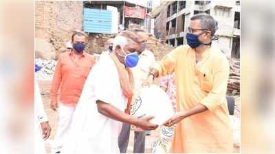 Varanasi News: कोरोना संकट में बीच खुला बाबा विश्वनाथ का खजाना, पंडे-पुरोहितों को बांटे राहत पैकेट