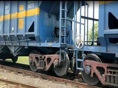 Jharkhand News: पाकुड़ में रेलवे ट्रैक से उतरी मालगाड़ी, 6 बोगी क्षतिग्रस्त, एक ट्रक को भी हुआ नुकसान