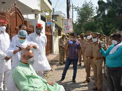 Kanpur News: CM योगी के दौरे का अनोखा विरोध, SP विधायक ने मुंडवाया सिर, कोरोना मृतकों को दी श्रद्धांजलि