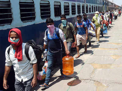 श्रमिकों की मुंबई वापसी से तत्काल में भी वेटिंग, कारखाना मालिक ही करवा रहे बुकिंग, ट्रेनों-स्टेशनों पर बढ़ी भीड़