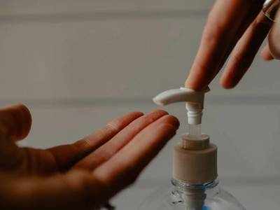 वायरस और बैक्टीरिया से सुरक्षित रहने के लिए खरीदें ये Hand Sanitizer और Wipes