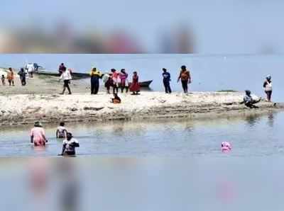 કોરોના રસીનું નામ સાંભળતા ડર્યા ગામના લોકો, મેડિકલ ટીમને જોતા નદીમાં કૂદી ગયા