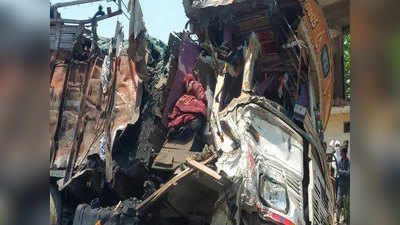 Kanpur News: पेट्रोलियम टैंकर और ट्रक में आमने-सामने भिड़ंत, दोनों चालकों की मौत, रेस्क्यू कर निकाले गए शव